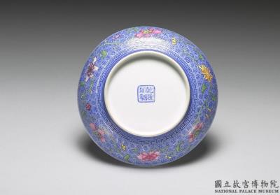 图片[3]-Dish with “Melon of Everlasting Progeny” motif on a polychrome blue ground in falangcai painted enamelsWith wood case, Qianlong reign (1736-1795), Qing dynasty-China Archive